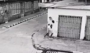 Viral Video: Man outsmarts armed mob by pretending to be homeless