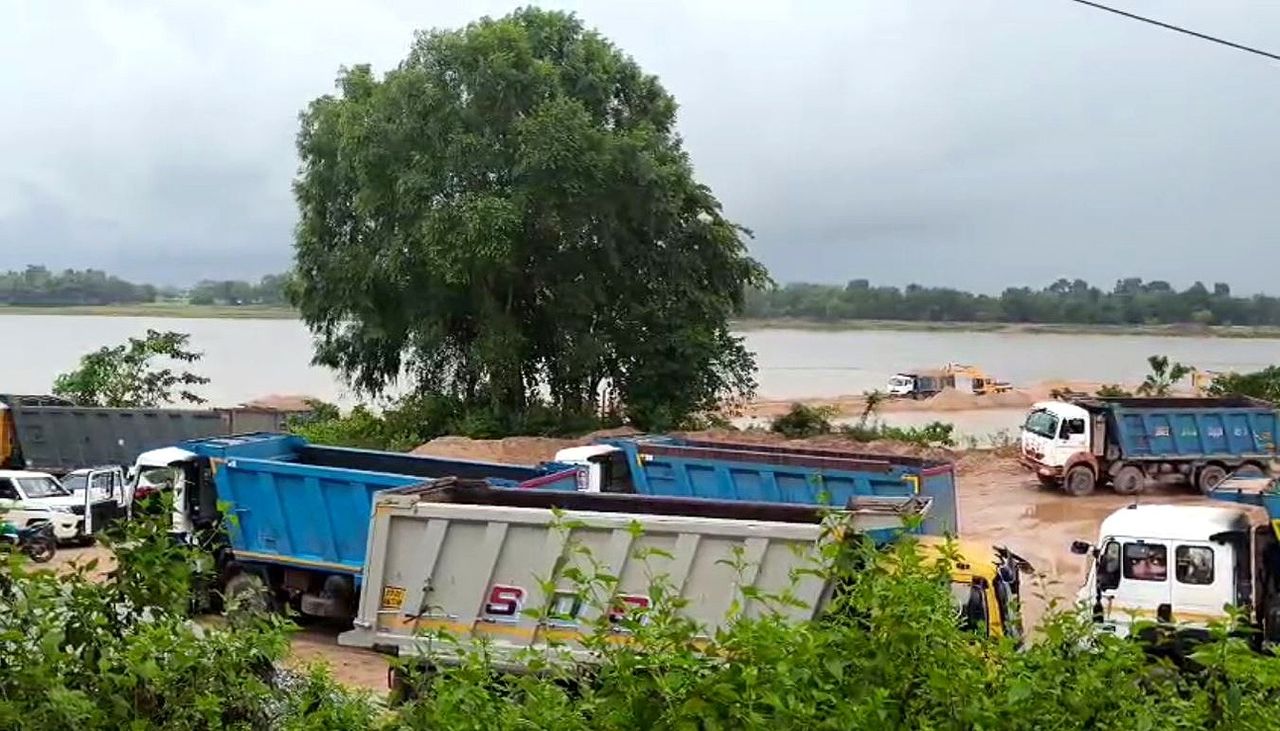 Illegal sand mining busted in Odisha’s Keonjhar; 3 excavators, 2 trucks seized Illegal sand mining busted in Odisha’s Keonjhar; 3 excavators, 2 trucks seized