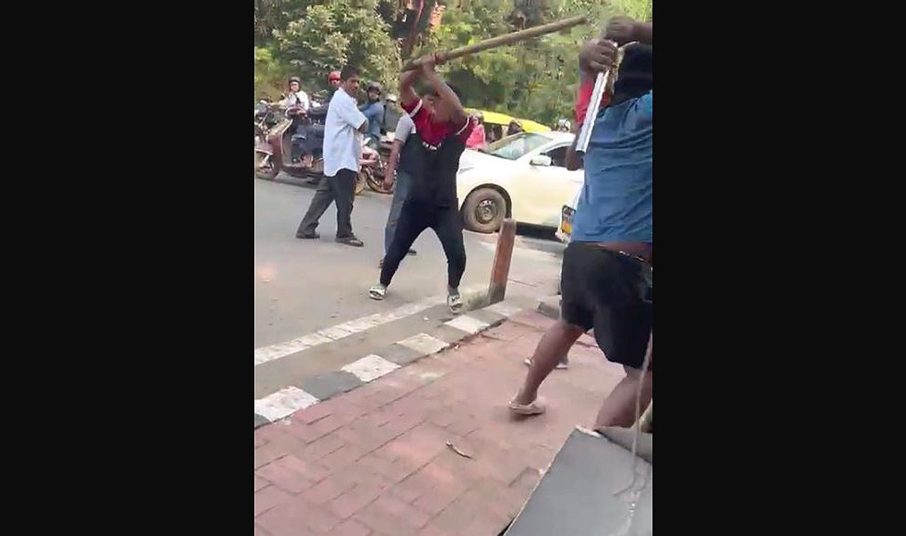 Minor dispute turns violent in Bhubaneswar; auto drivers gherao police station Minor dispute turns violent in Bhubaneswar; auto drivers gherao police station